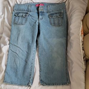 GLO jeans Jeans - Light blue faded denim capris GLO jeans Jeans - Light blue faded denim capris